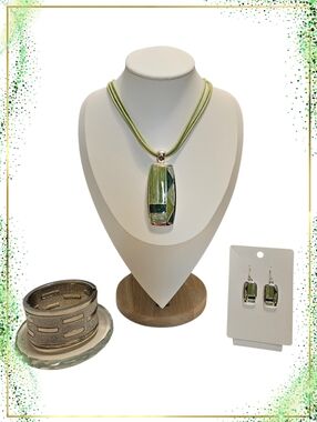 Shiny Silver Tone Green Pendant Jewelry Set